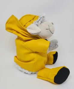 „Wolle“ das Schaf im Regenmantel